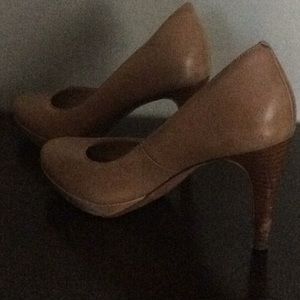 Cole Haan platform pump w/Nikeair soles, beige, 8M